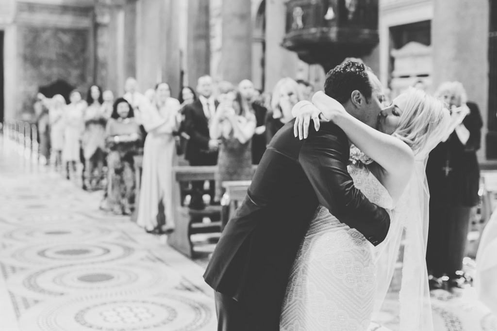 Emmanuel e Brittney si scambiano un bacio finalmente uniti in matrimonio