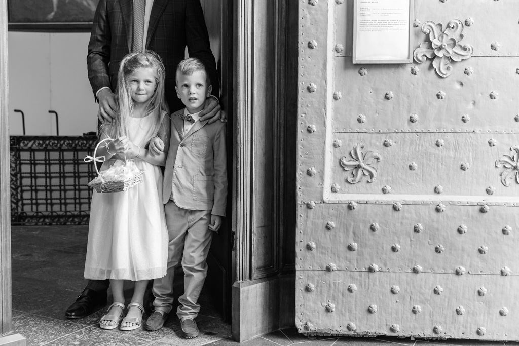 I bambini aspettano l'arrivo della sposa Ayesha