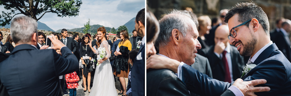 Gli invitati festeggiano gli sposi all'uscita dalla chiesa
