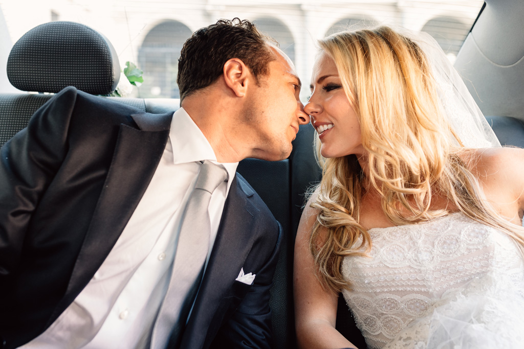 Emmanuel bacia la sposa in macchina pronti per lo shooting con Alessandro Della Savia