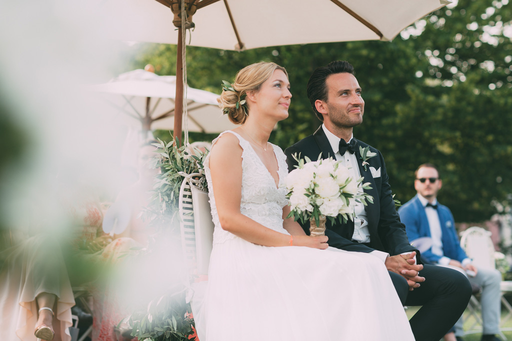 Till e Emily assistono alla cerimonia di matrimonio con un sorriso rassicurante