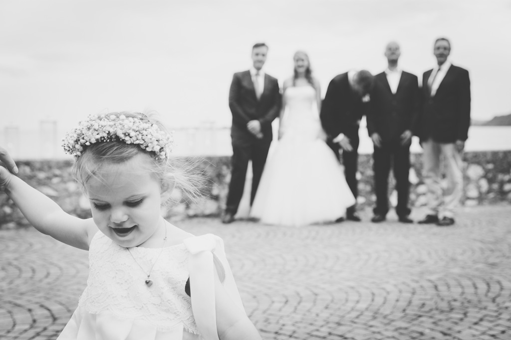 Una bambina passeggia accompagnata da una damigella