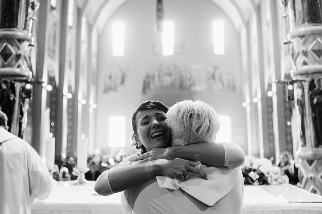 La sposa abbraccia la madre durante la cerimonia del matrimonio che il fotografo Alessandro Della Savia ha immortalato