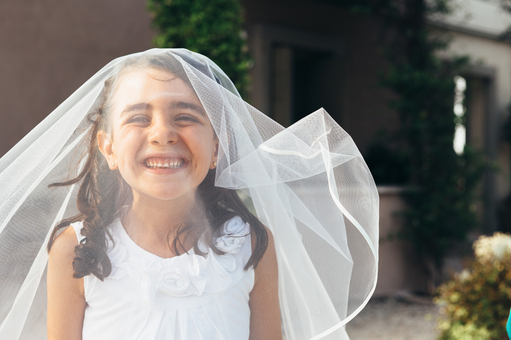 Una bambina indossa un vestito da sposa