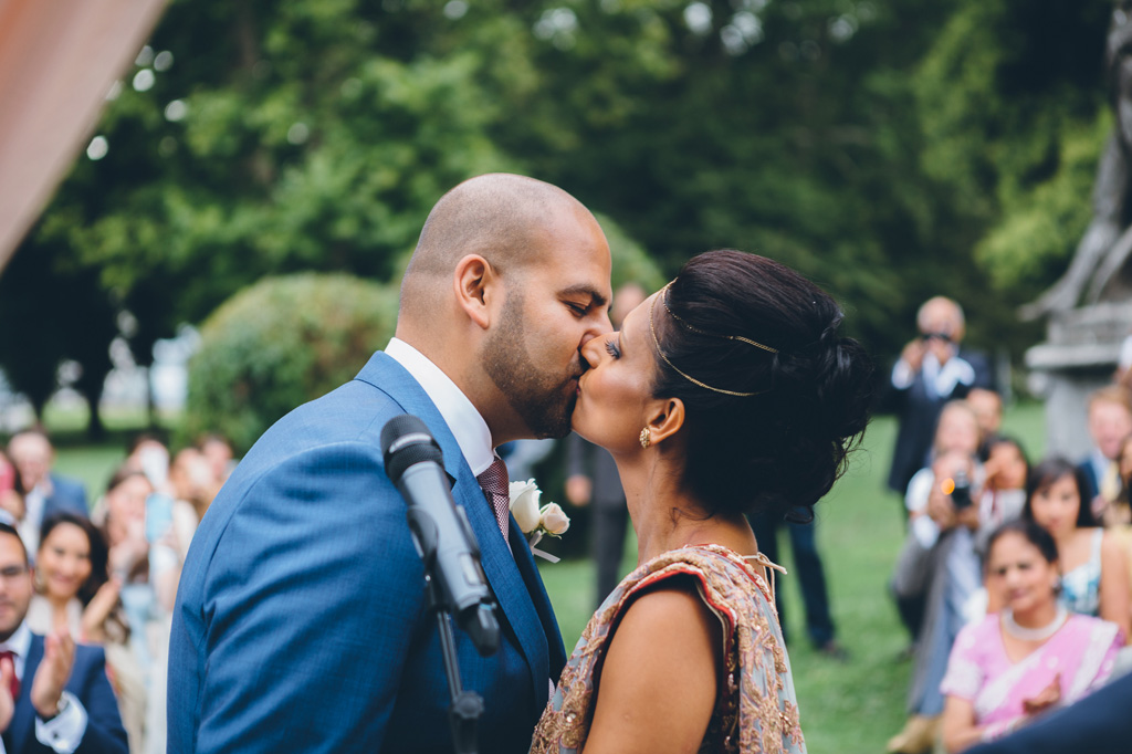 I due sposi si baciano dolcemente dopo la promessa di matrimonio