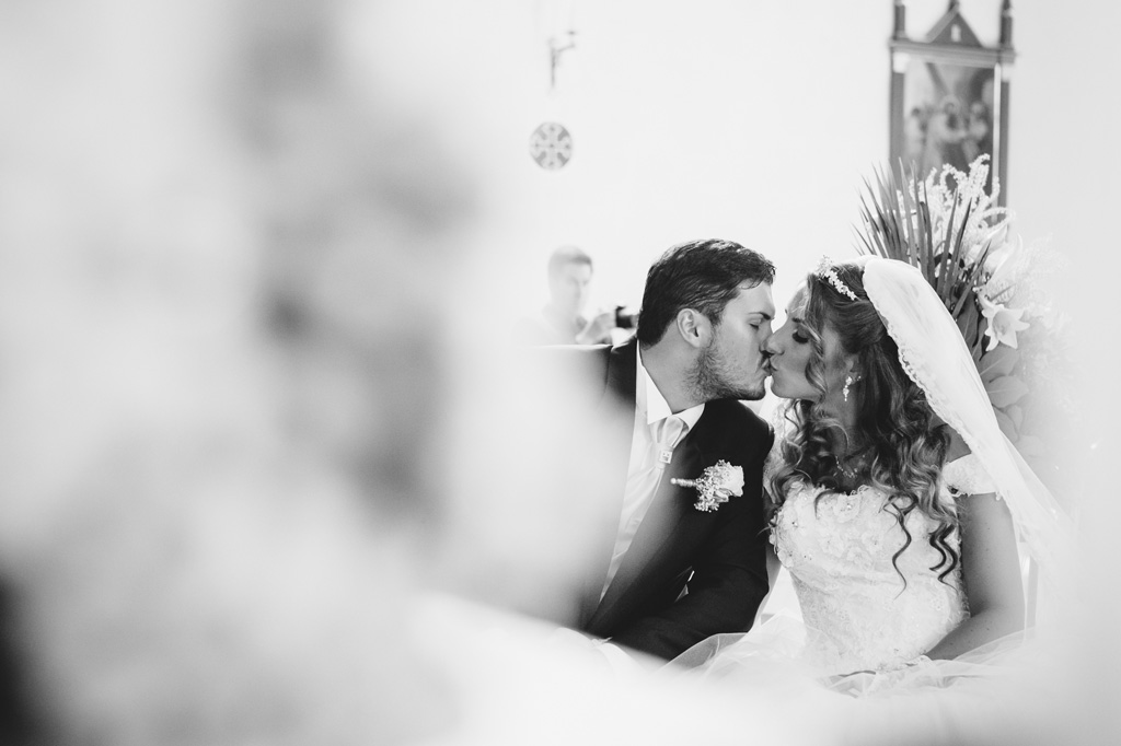 Gli sposi, Dario e Daniela, si baciano teneramente durante la cerimonia