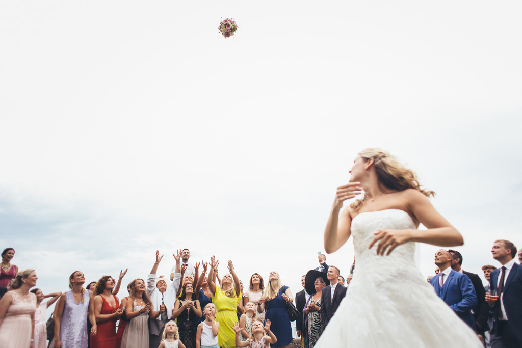 La sposa Kathrin lancia il bouquet agli invitati