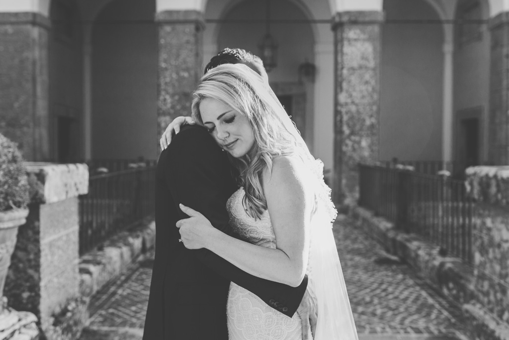 Emmanuel e Brittney si stringono dolcemente