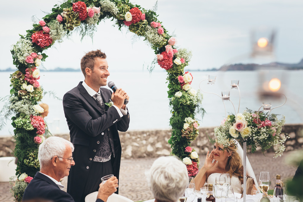 Lo sposo Martin enuncia una dedica in favore della sposa e parole di ringraziamento per gli ospiti