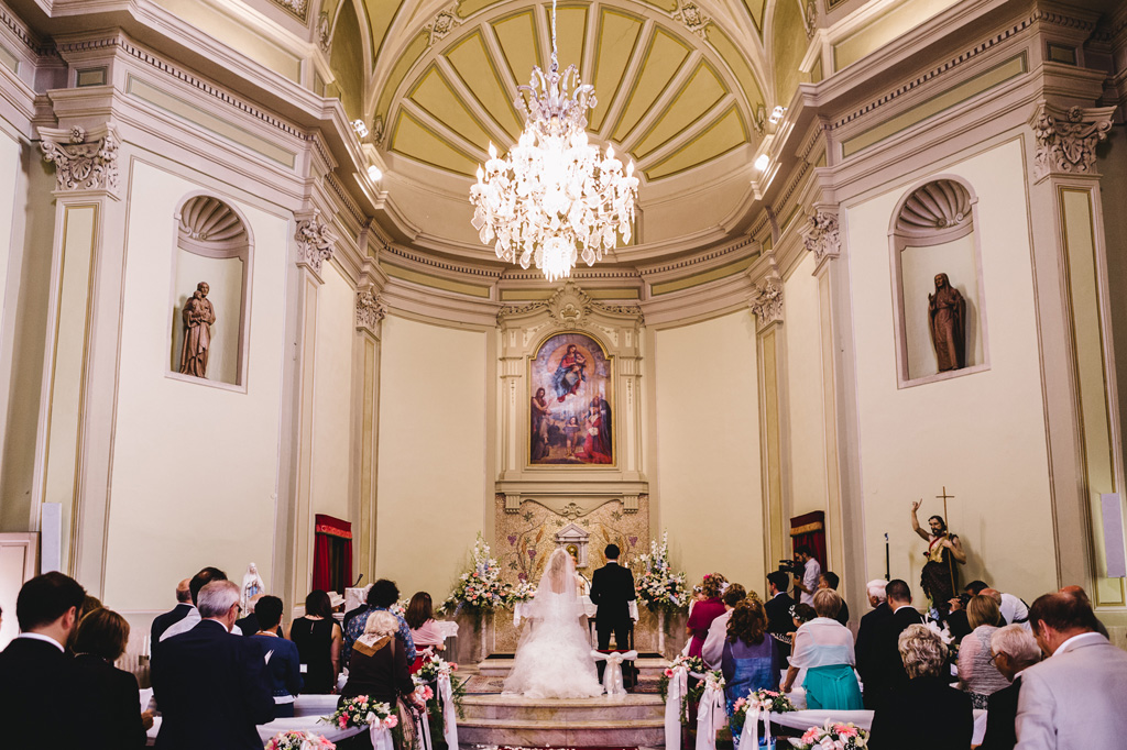 Una panoramica della cerimonia di matrimonio svolta in una chiesa sanremese