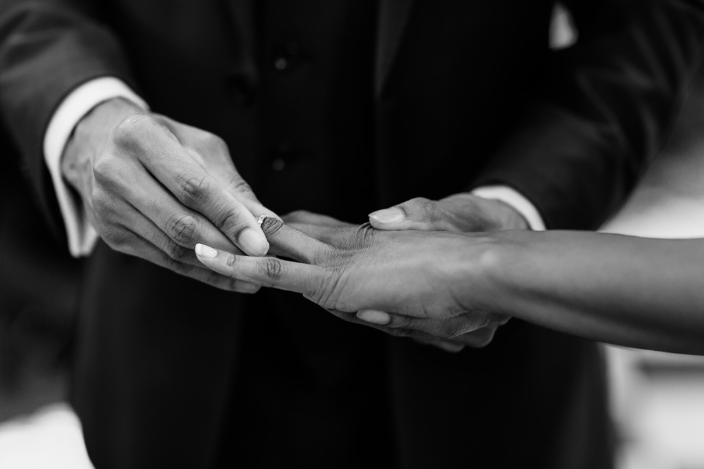 Tony indossa la fede alla sposa durante la cerimonia di matrimonio in uno scatto di Alessandro Della Savia