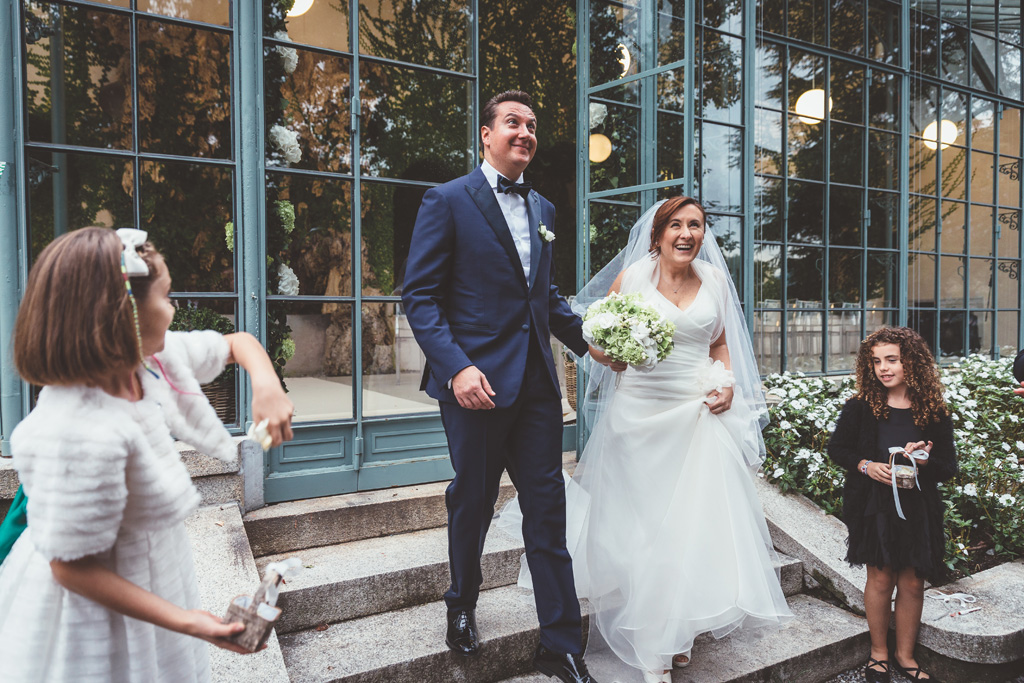Luca e Daniela incontrano gli ospiti nel cortile di Villa Grumello
