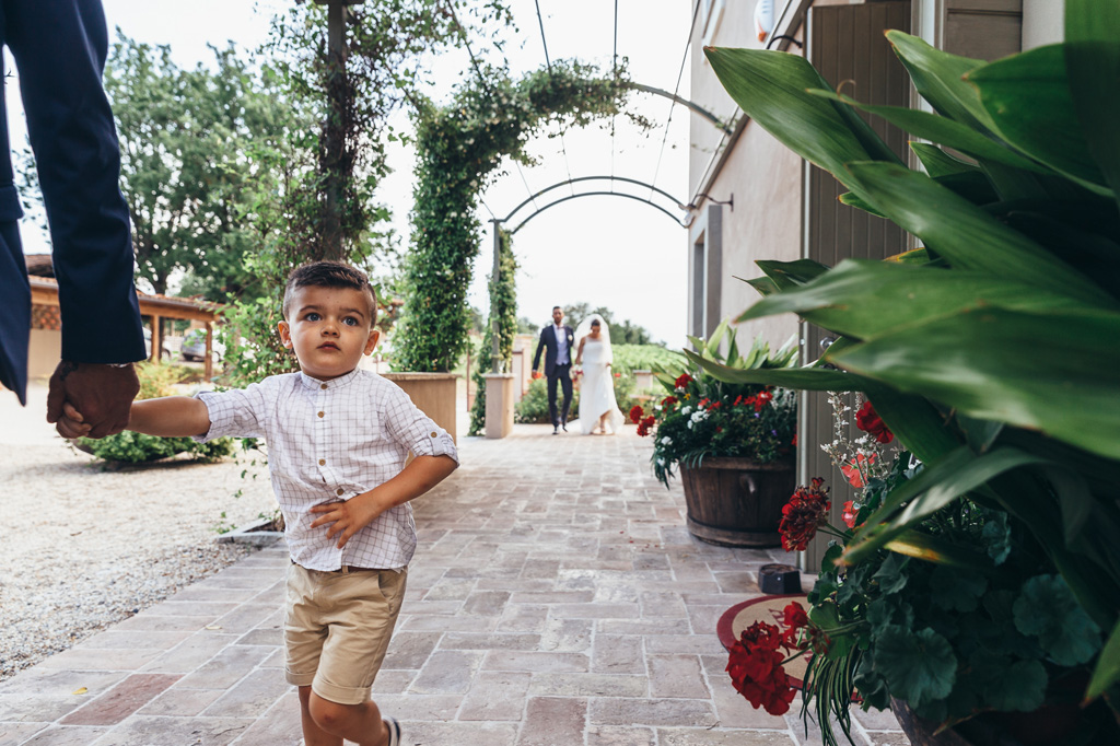 Un bambino con uno sguardo curioso è ritratto dal fotografo Alessandro Della Savia