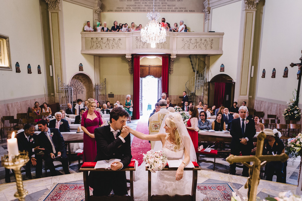 Lo sposo bacia dolcemente la mano della sposa