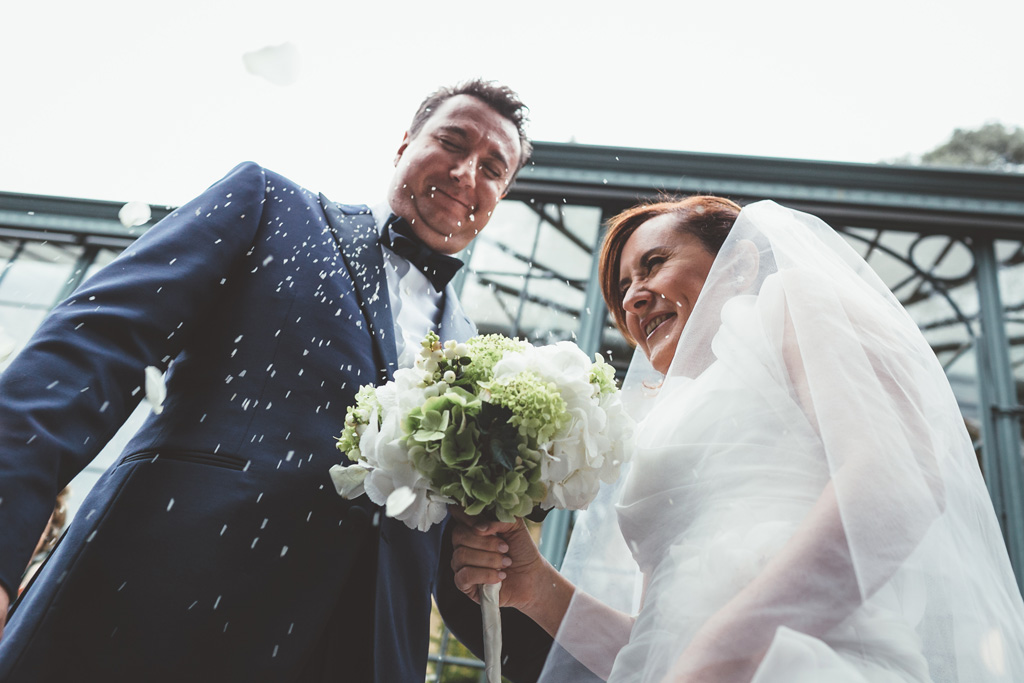 Gli sposi, Luca e Daniela, sono accolti dal lancio del riso