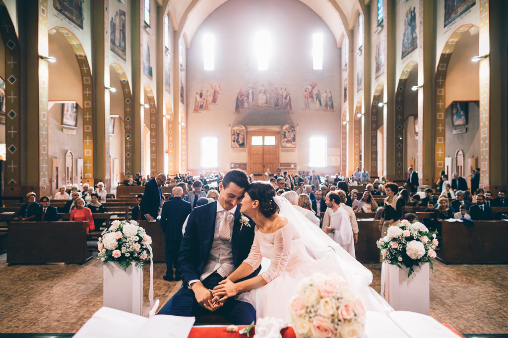 Gli sposi sussurrano parole dolci a seguito della cerimonia di matrimonioi