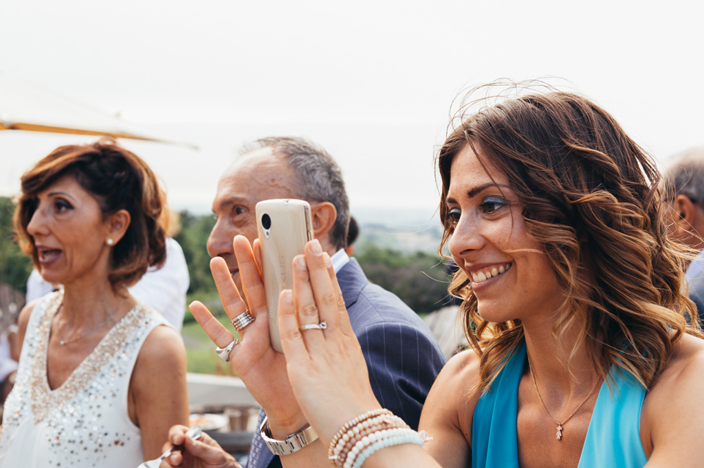 Un'ospite scatta delle foto durante il matrimonio