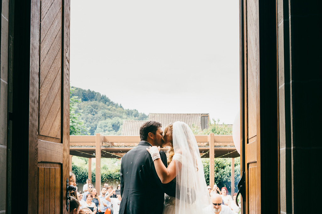 I due sposi si baciano delicatamente all'uscita dalla chiesa