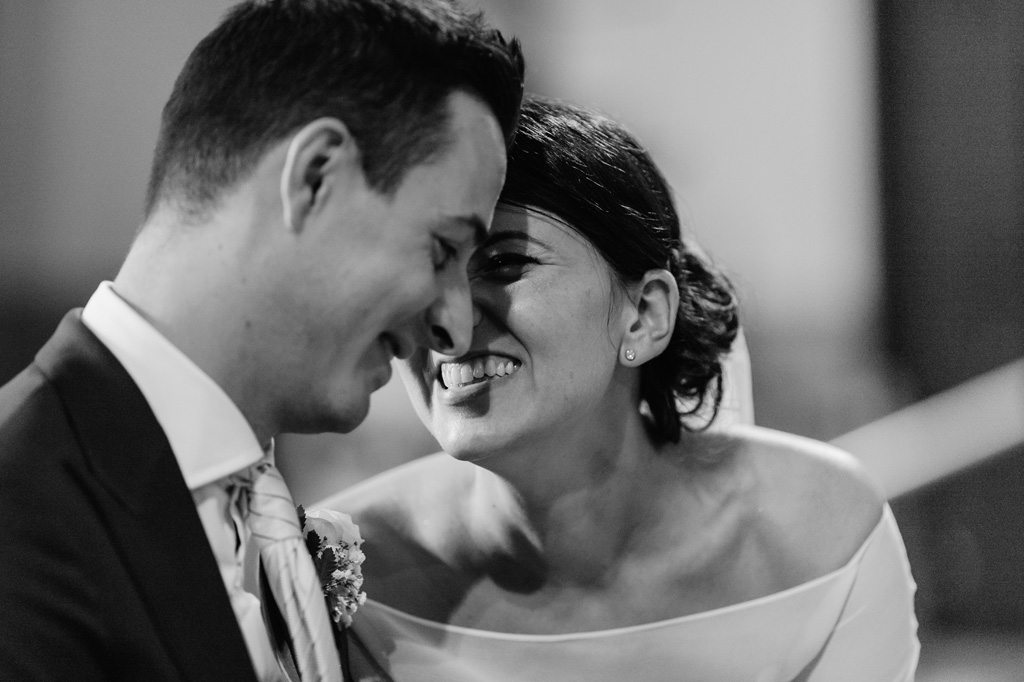 La sposa sorride raggiante allo sposo durante la cerimonia di matrimonio