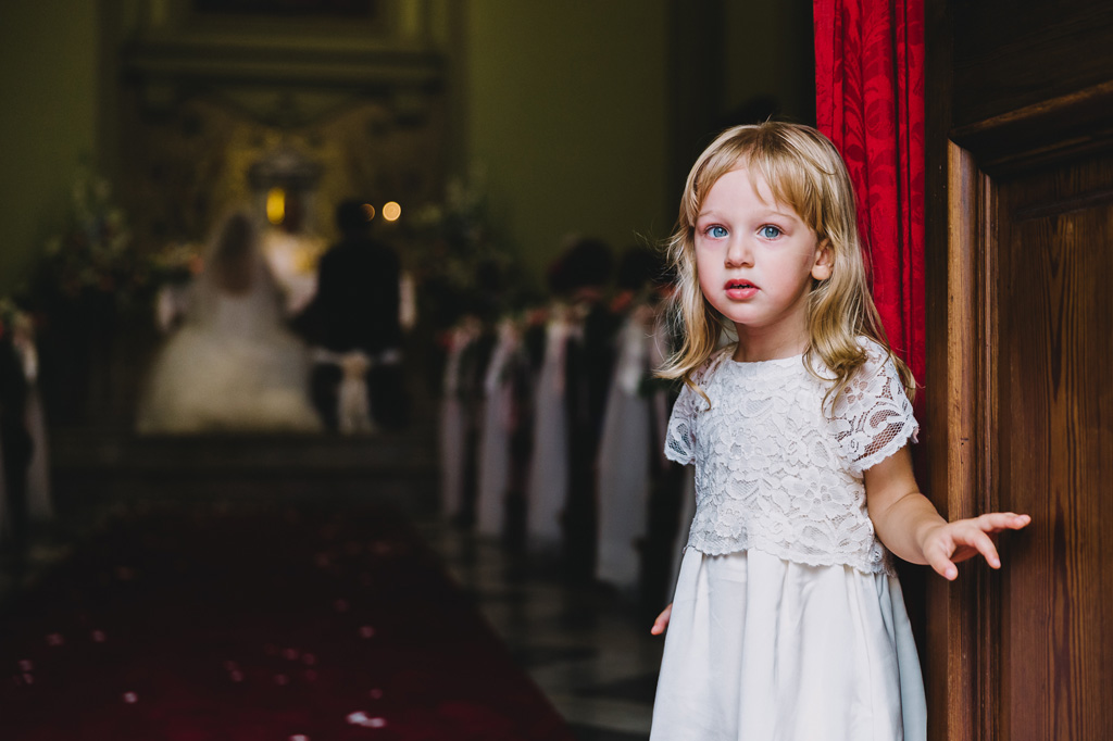 Una bambina con uno sguardo nel vuoto è immortalata dal fotografo Alessandro Della Savia