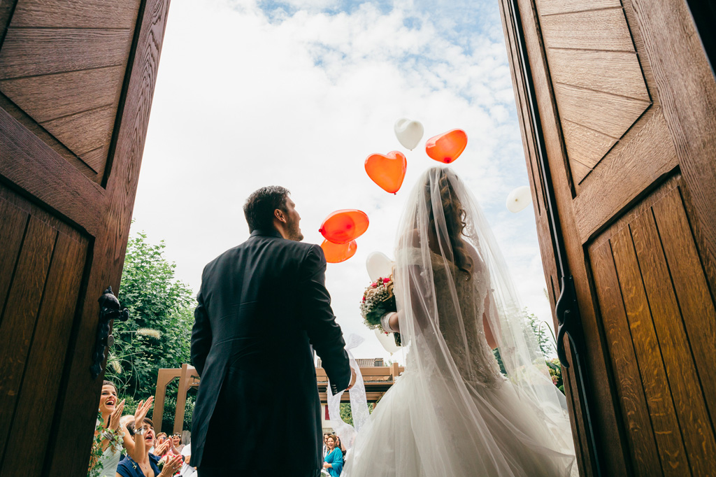 Dario e Daniela osservano il lancio dei palloncini a forma di cuori all'uscita dalla chiesa presso Zurigo