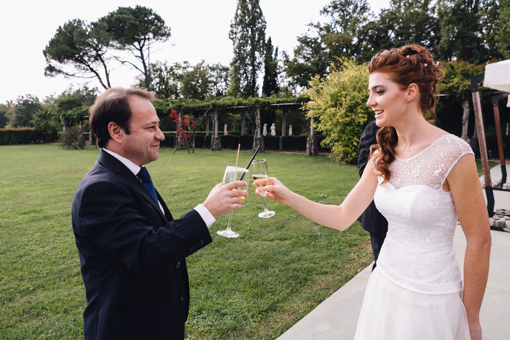 La sposa festeggia con gli invitati