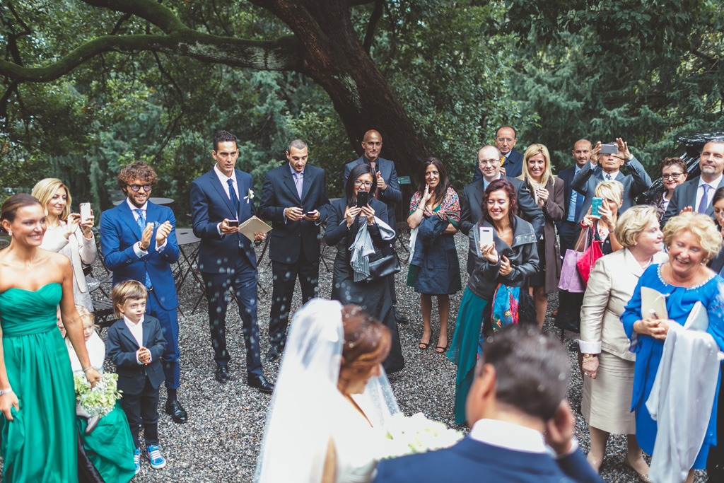 Gli invitati scattano fotografie agli sposi con i cellulari