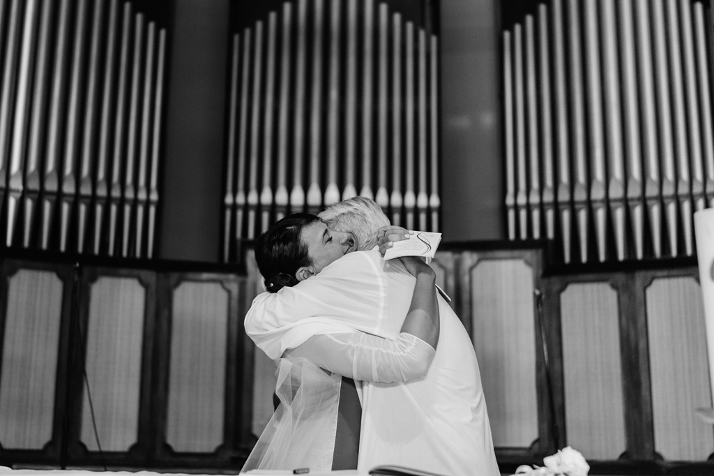 La sposa abbraccia il padre a seguito della cerimonia di matrimonio