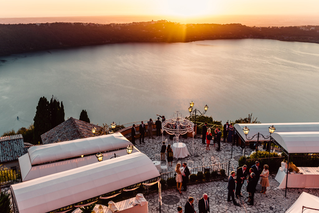 Una panoramica dalla Villa del Cardinale sul Lago di Castel Gandolfo