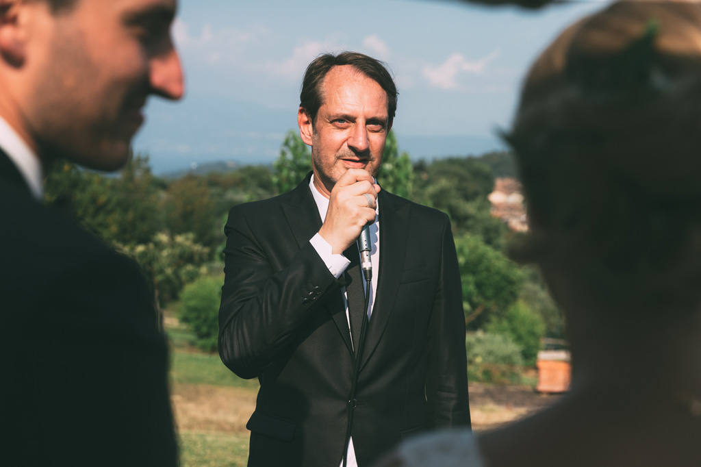 L'ufficiale di stato elenca le ultime parole prima di concludere la cerimonia