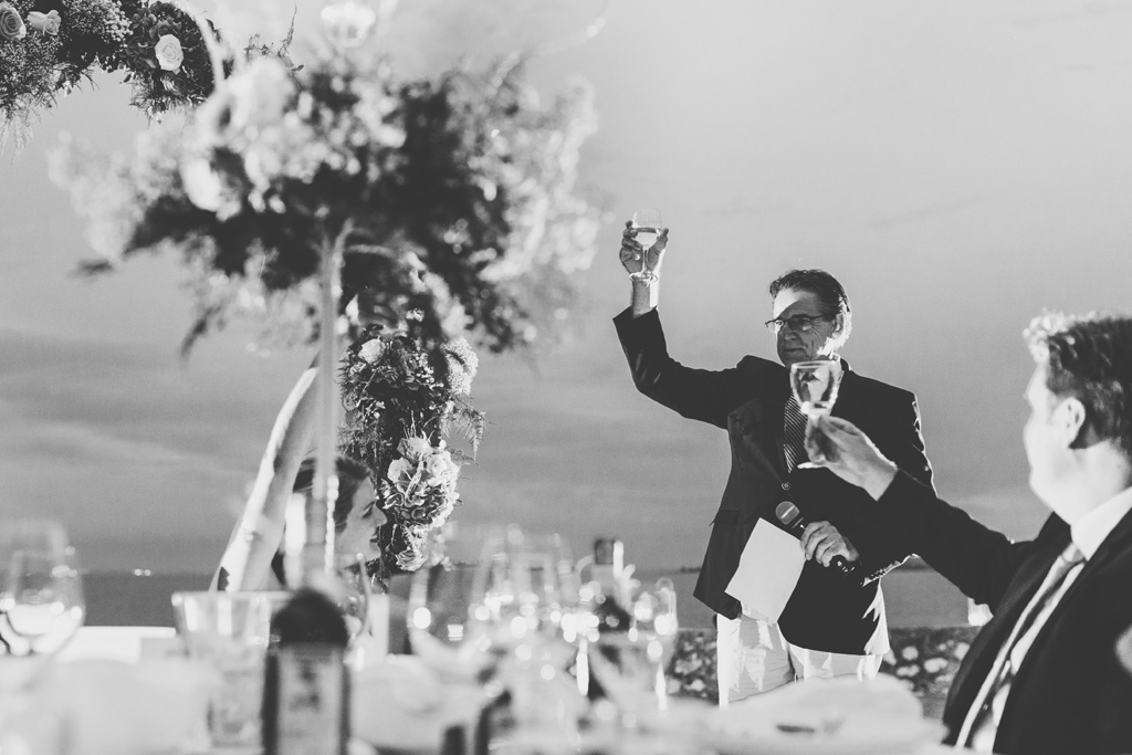 Il padre di Kathrin alza il bicchiere per festeggiare gli sposi