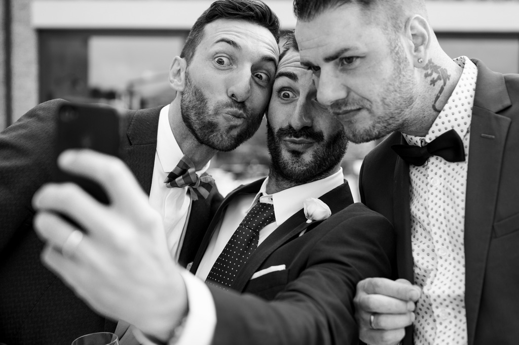 Gli invitati si scambiano qualche selfie con Fabrizio durante il rinfresco