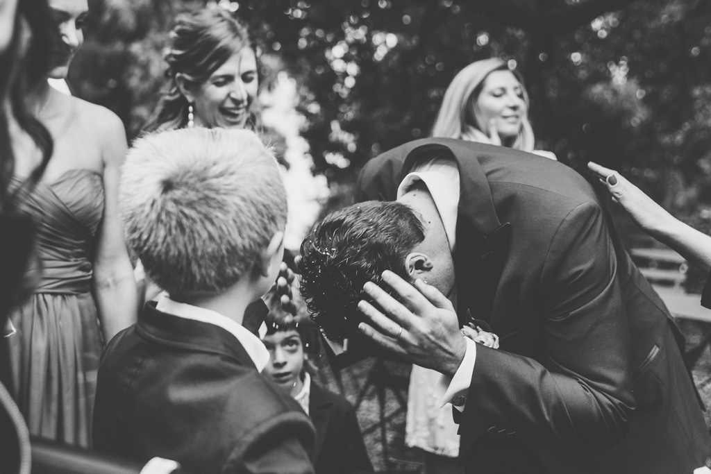 Lo sposo rimuove il riso dalla testa
