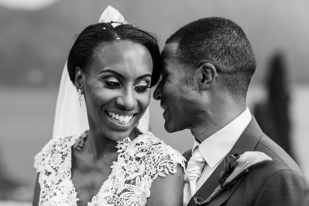 Tony sussurra qualche parola alla sposa che sorride emozionata