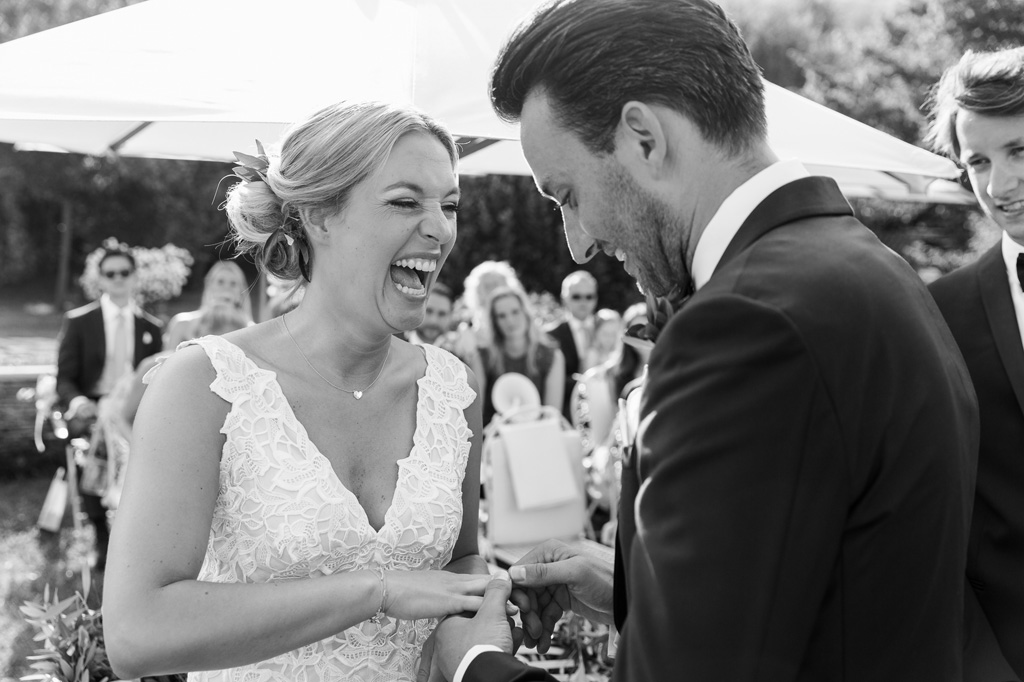Lo sposo indossa l'anello nunziale alla sposa