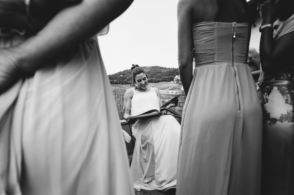 La sposa sfoglia un album di famiglia