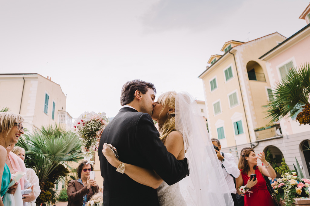 I due sposi, Danilo e Giorgia, si baciano a seguito della cerimonia in chiesa