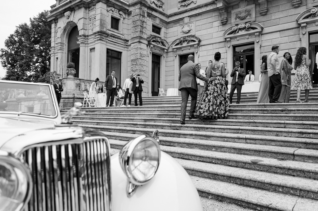 Gli ospiti raggiungono Villa Erba fianco a fianco