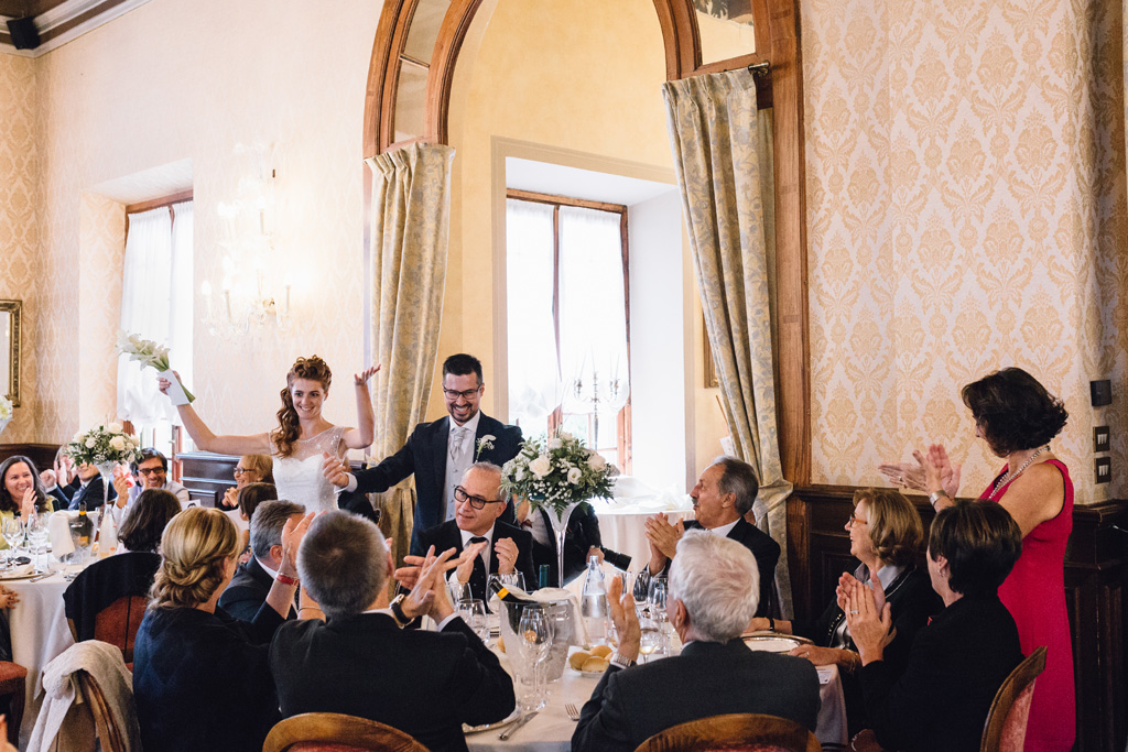 Gli invitati raggiungono la sala per il ricevimento di matrimonio