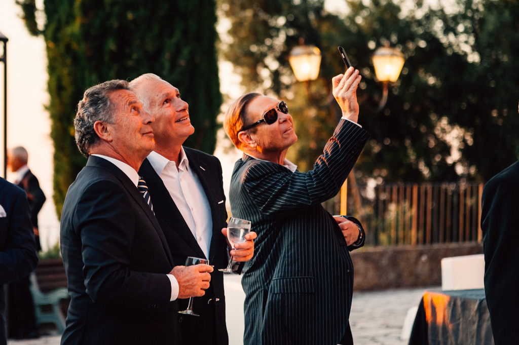Gli invitati scattano alcune foto agli sposi