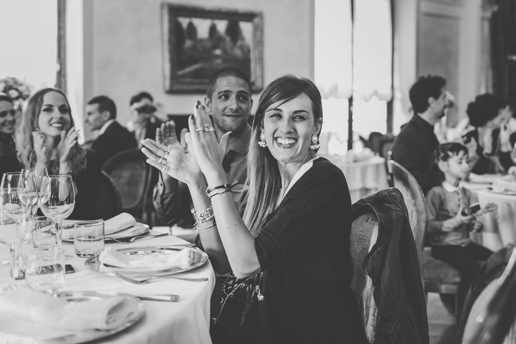 Gli invitati applaudono vivacemente gli sposi Davide e Arianna