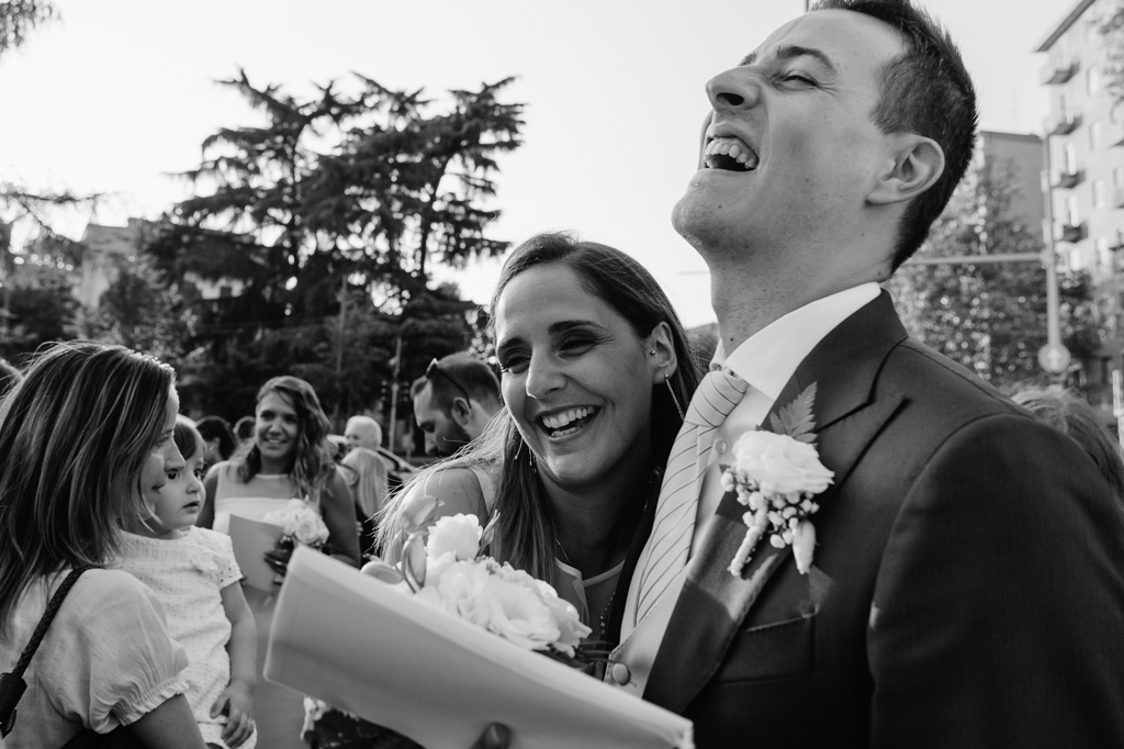 Lo sposo e la sposa ridono di gioia immortalati dal fotografo Alessandro Della Savia