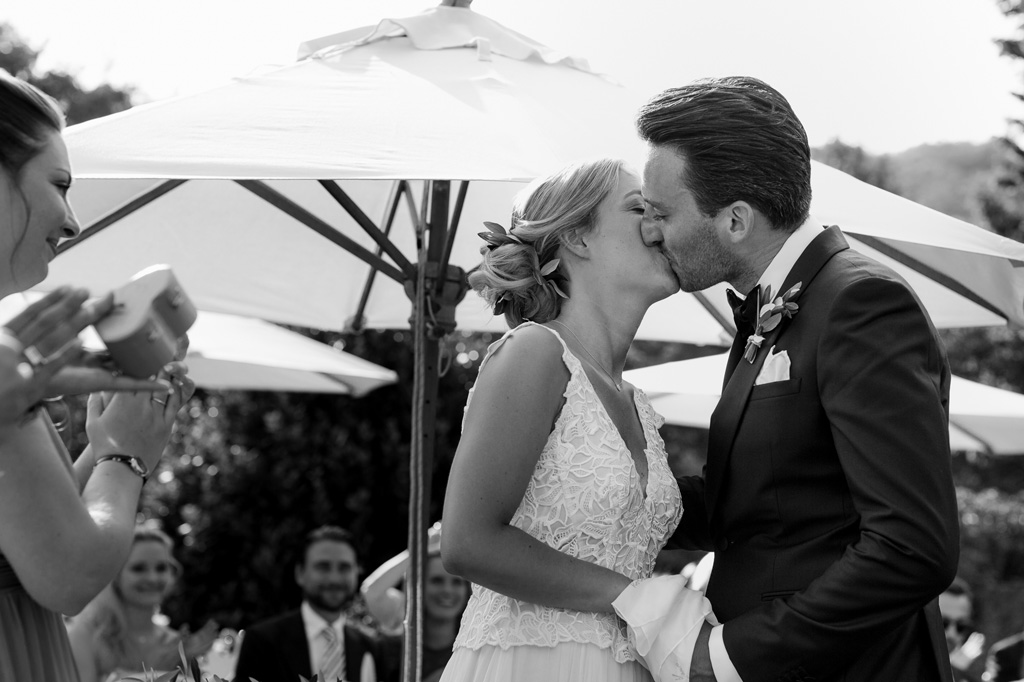I due sposi si baciano finalmente uniti in matrimonio