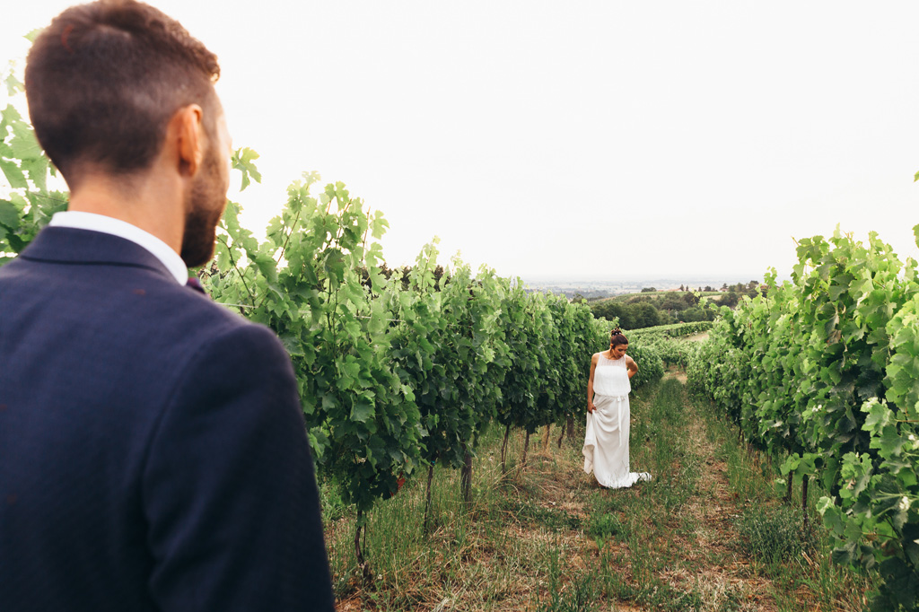 Lo sposo vede la sposa avvicinarsi