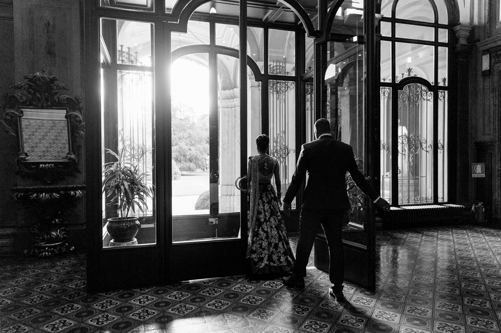 Lo sposo e la sposa escono per una passeggiata nei paraggi di Villa Erba