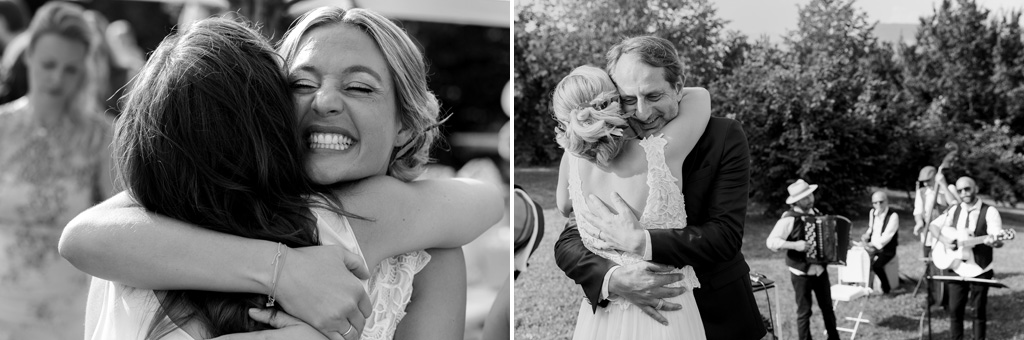 La sposa abbraccia familiari e parenti