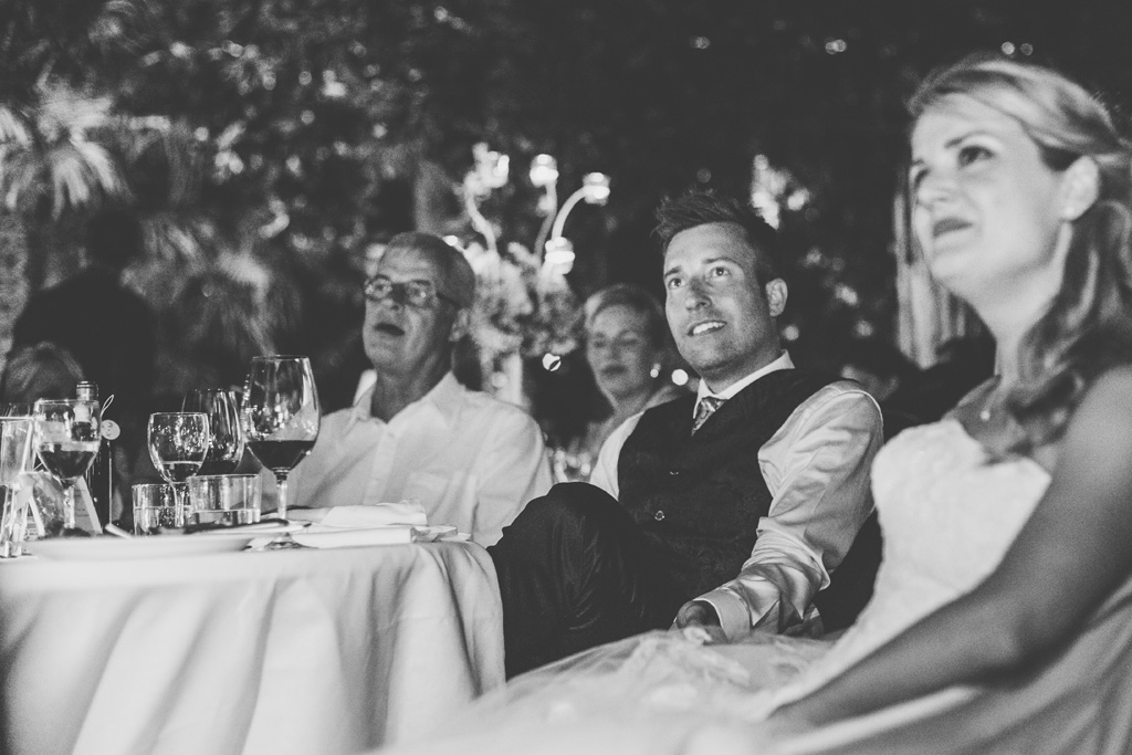 Lo sposo segue con attenzione lo sviluppo della serata