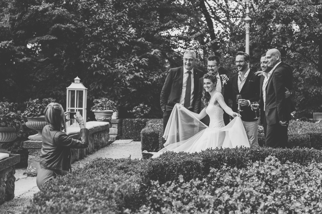 Un'invitata scatta una foto con la sposa Arianna in compagnia degli invitati