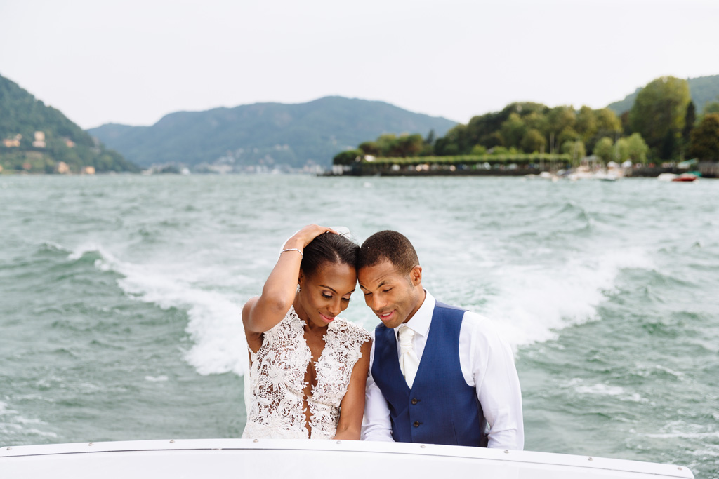 Tony e Ayesha viaggiano in barca presso il Lago di Como