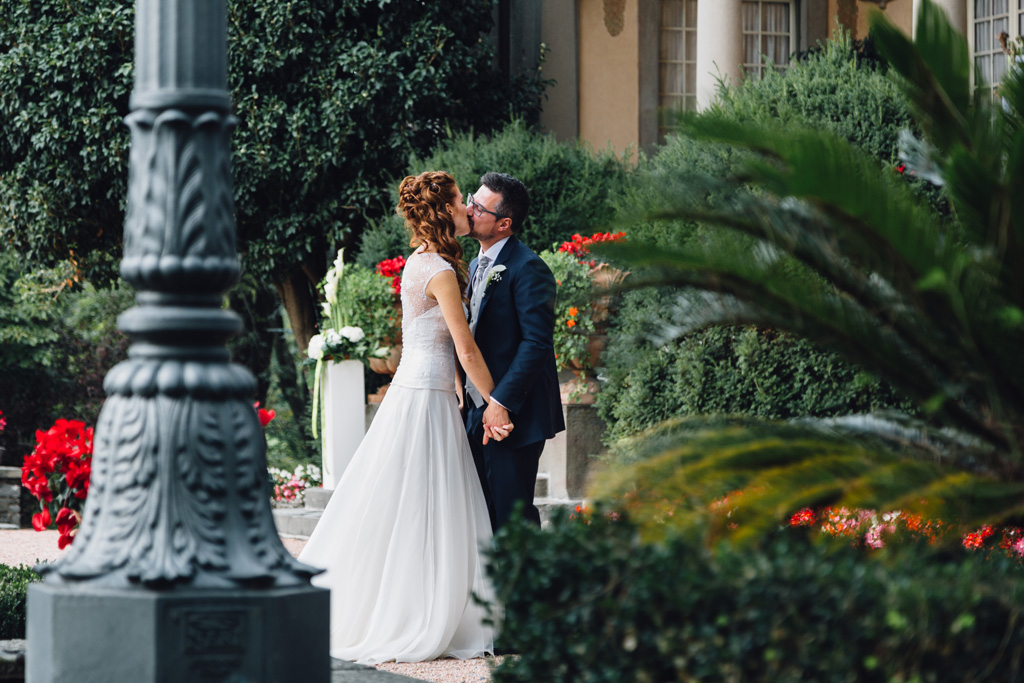Davide e Arianna di baciano nel cortile di Villa Martinelli